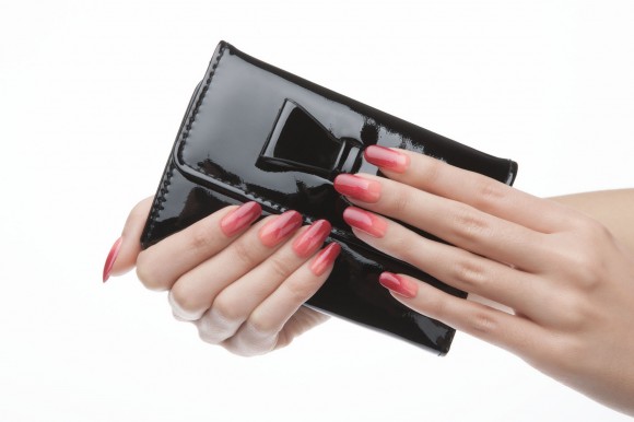SMALTI GEL SEMIPERMANENTI ESTROSA: irresistibili e alla moda nel nuovo effetto sfumato! - Le Shopping News Il Magazine per gli Appassionati di Moda e Tendenze