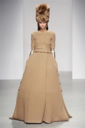 "Tendenza cocoon" per l'inverno 2014/15 con i capi di morbida lana di Stella McCartney - Le Shopping News Il Magazine per gli Appassionati di Moda e Tendenze