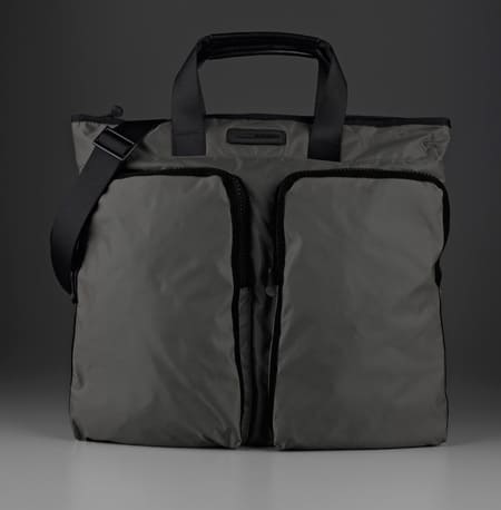 Di MOMODESIGN la borsa portacasco capiente e pratica