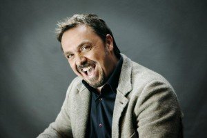 Gabriele Cirilli affronta l’eterno tema uomo vs donna nell’esilarante commedia “LUI E LEI”