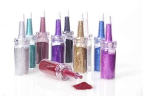 Con Holographic Dust by ESTROSA unghie luminose e glitterate