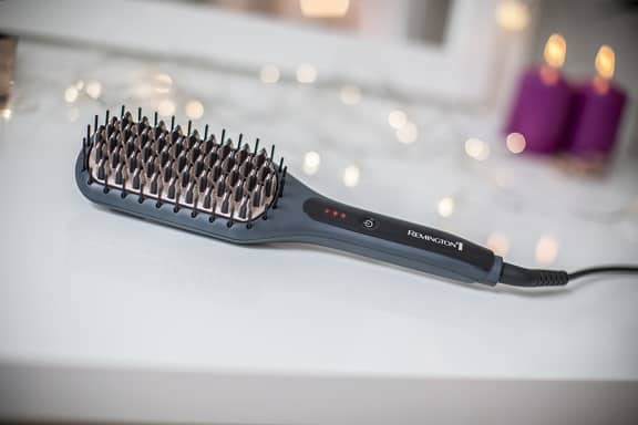 Capelli lisci in un attimo con la nuova spazzola lisciante Straight Brush di  Remington - Le Shopping News Il Magazine per gli Appassionati di Moda e Tendenze