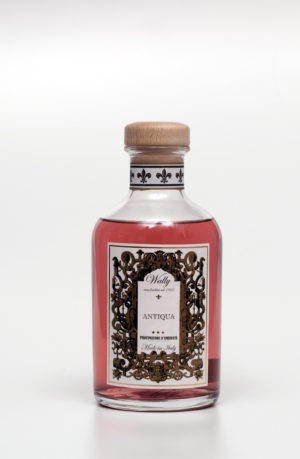 Fragranza per Ambiente Antiqua di Wally 1925, dal colore glamorous viola Bodacious