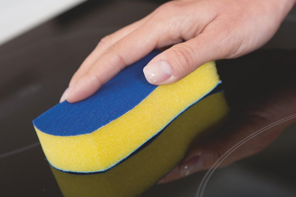 CERAN, la spugna Vileda specifica per la pulizia di piani cottura ad induzione e vetroceramica - Le Shopping News Il Magazine per gli Appassionati di Moda e Tendenze