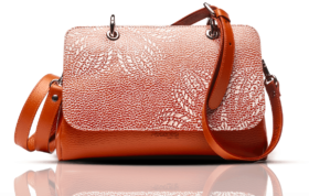 Regenesi presenta le sue borse e suoi accessori in materiali rigenerati