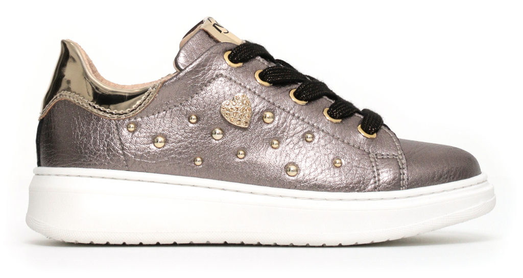 Borchie, stelline e perline sulle calzature per bambine firmate NeroGiardini - Le Shopping News Il Magazine per gli Appassionati di Moda e Tendenze