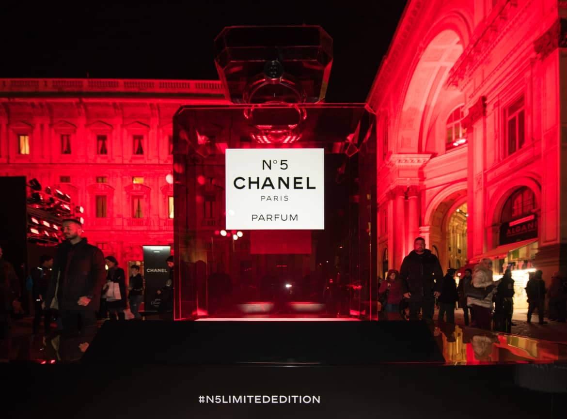 Piazza della Scala a Milano si accende del rosso di Chanel n° 5