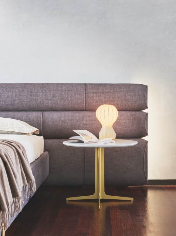 LETTO-NIOBE-TAVOLINO-EQIS-580x778 ABITOPRESOTTO: il nuovo showroom Presotto  a Milano