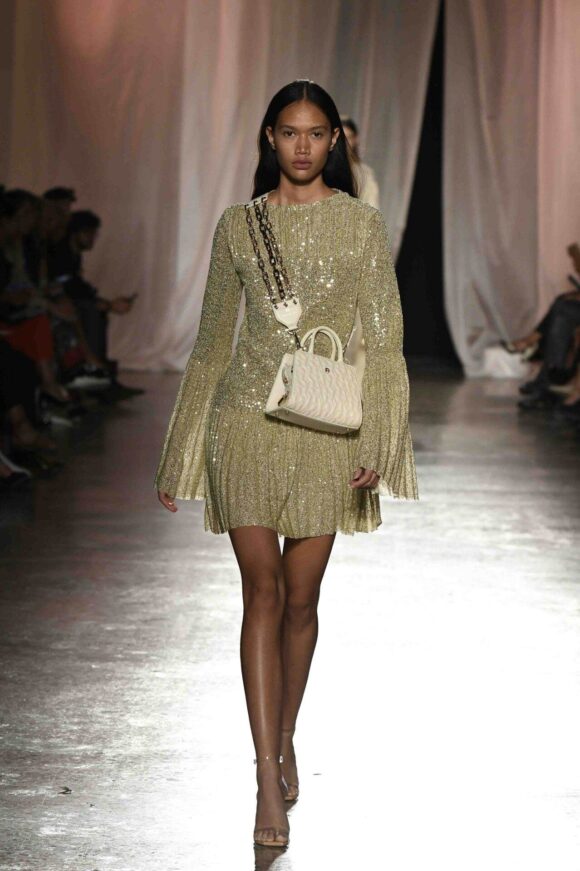 Aigner: p/e 2020 vestite da...'DIVINE' - Le Shopping News Il Magazine per gli Appassionati di Moda e Tendenze Aigner: p/e 2020 vestite da...'DIVINE' - Le Shopping News Il Magazine per gli Appassionati di Moda e Tendenze