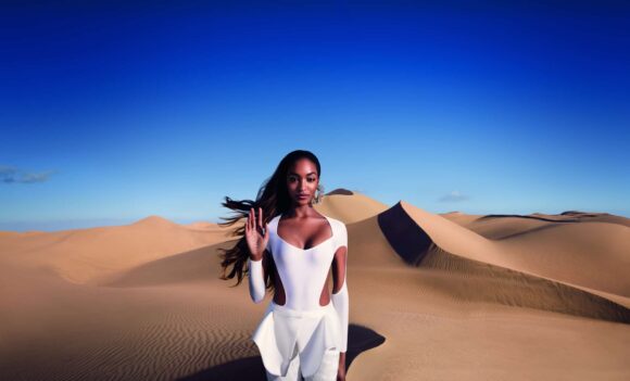 Alien by Mugler: be extraordinary - Le Shopping News Il Magazine per gli Appassionati di Moda e Tendenze Alien by Mugler: be extraordinary - Le Shopping News Il Magazine per gli Appassionati di Moda e Tendenze