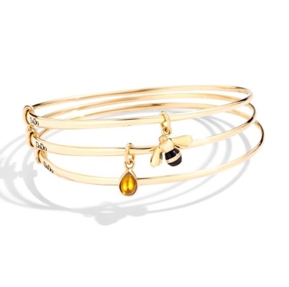Bangles-in-18K-yellow-gold-Bee-charm-in-18K-yellow-gold-and-enamel-Drop-of-Honey-charm-in-recycled-glass-and-pink-gold-1 DoDo, la nuova collezione Bollicine e le novità 2020