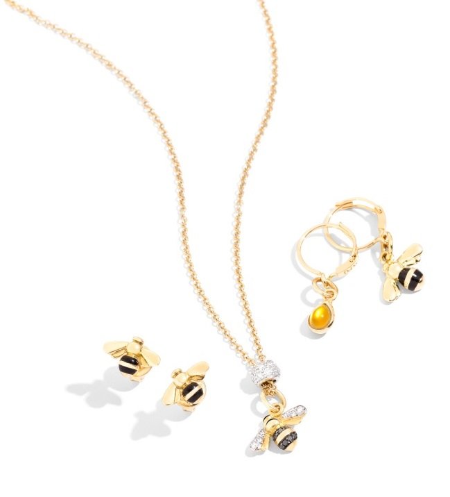 Bee-earrings-in-yellow-gold-and-enamel-necklace-in-yellow-gold-and-Bee-in-yellow-gold-white-and-black-diamonds-earrings-in-yellow-gold-wiyh-Honey-Drop-and-Bee-charm DoDo, la nuova collezione Bollicine e le novità 2020