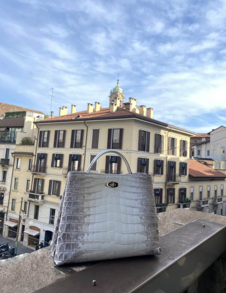 Adèle, la raffinata borsa in coccodrillo di Giòsa Milano