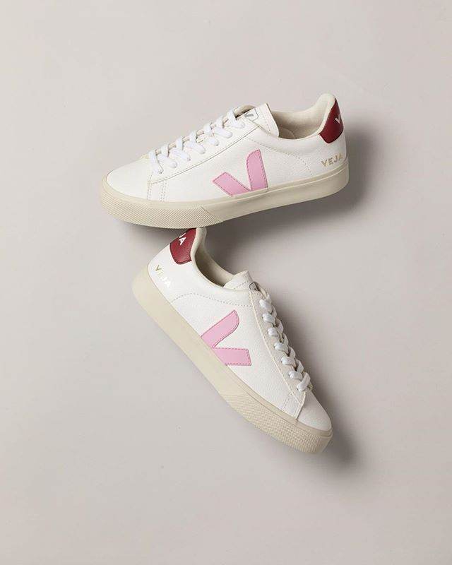 scarpe bianche che vanno di moda