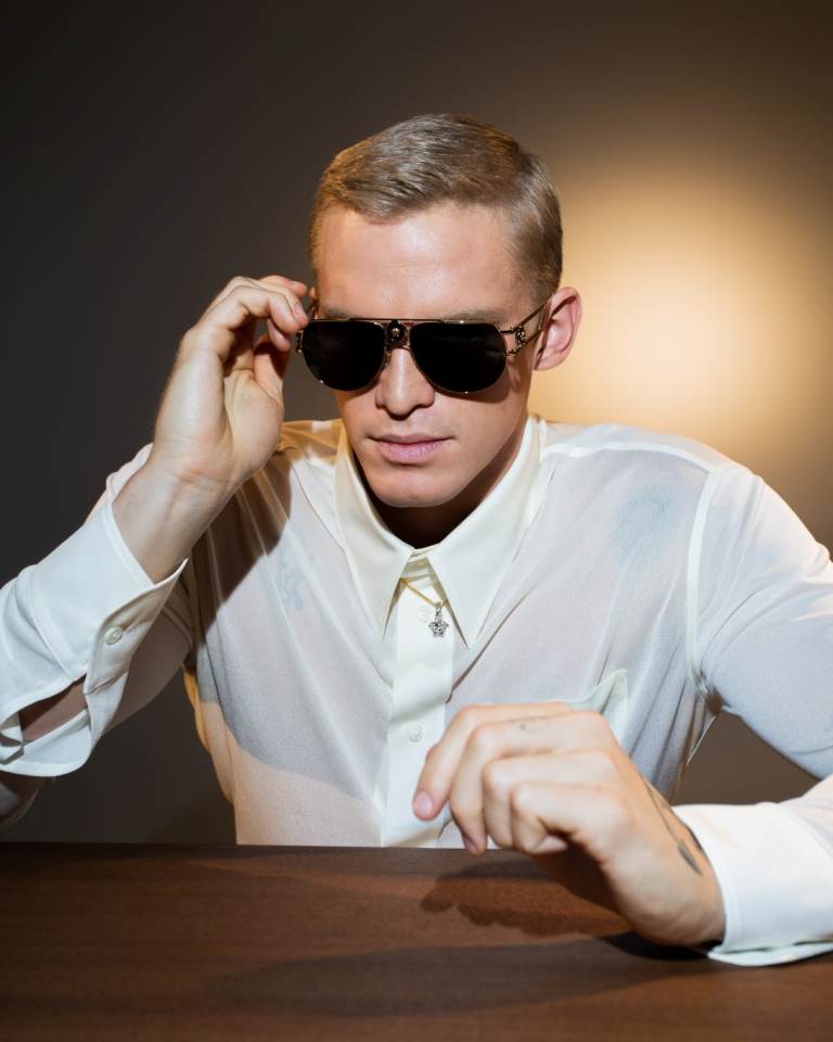 Cody Simpson X Versace Eyewear: occhiali per uomini di carattere