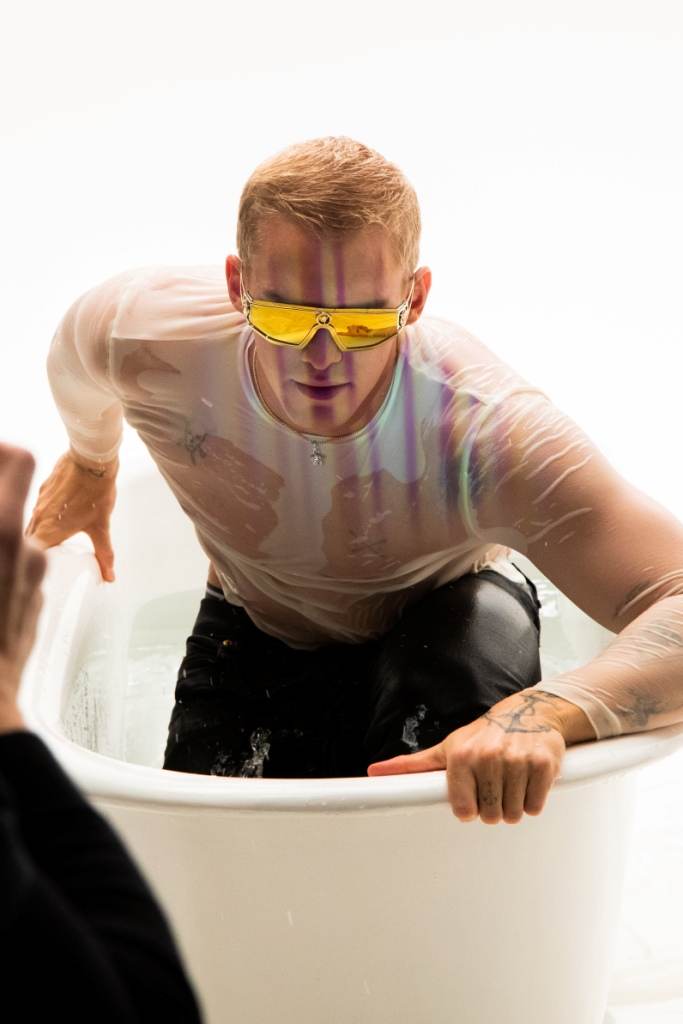 Cody Simpson X Versace Eyewear: occhiali per uomini di carattere - Le Shopping News Il Magazine per gli Appassionati di Moda e Tendenze