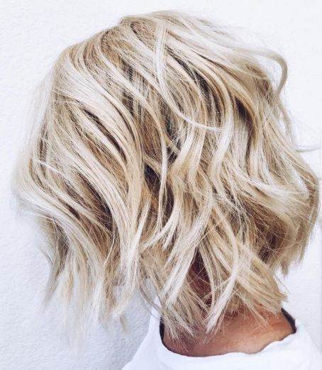 Tendenze tagli di capelli per l'inverno 2021: il bob mosso di Michelle Hunziker e lo sloane shag - Le Shopping News Il Magazine per gli Appassionati di Moda e Tendenze