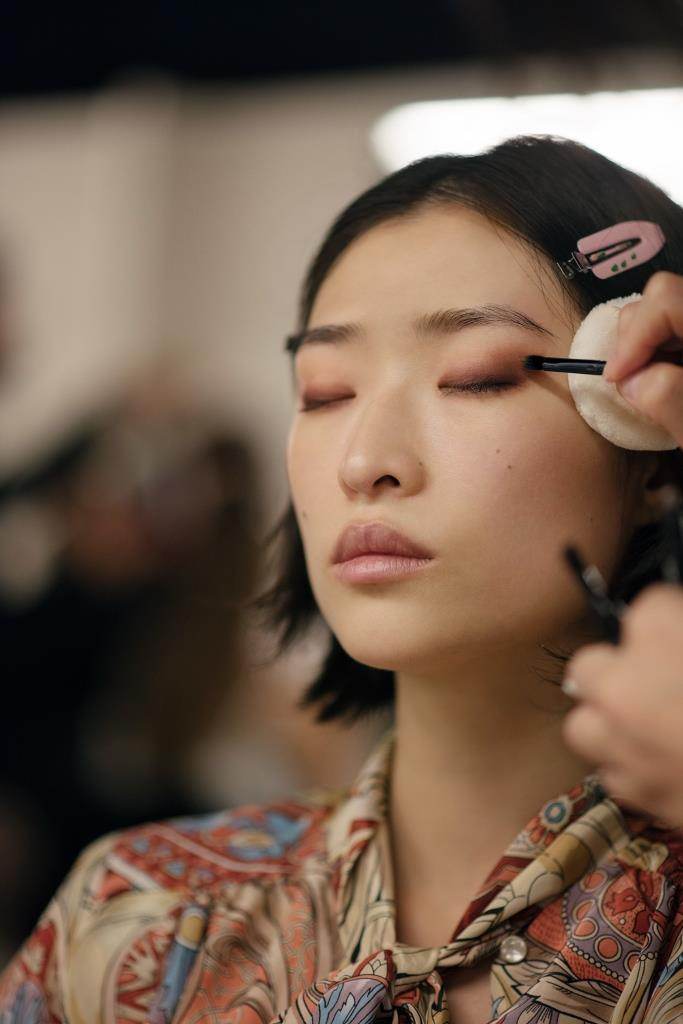 Chanel beauty primavera estate 2022: il backstage della sfilata - Le Shopping News Il Magazine per gli Appassionati di Moda e Tendenze Chanel beauty primavera estate 2022: il backstage della sfilata - Le Shopping News Il Magazine per gli Appassionati di Moda e Tendenze