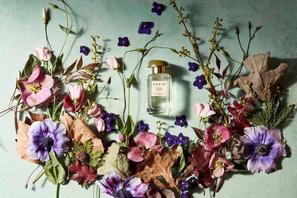 AERIN-Cedar-Violet_Lifestyle-Stills_7_Global_Print-and-Online-Use_Expiry-Aug-2022-1 Aerin presenta Cedar Violet, la fragranza ispirata alla foresta in autunno