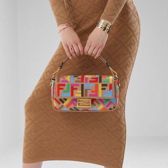 8BR600AHW7F18H2_99_large-grey-580x580 Borsa Baguette di Fendi, il regalo perfetto per il prossimo Natale