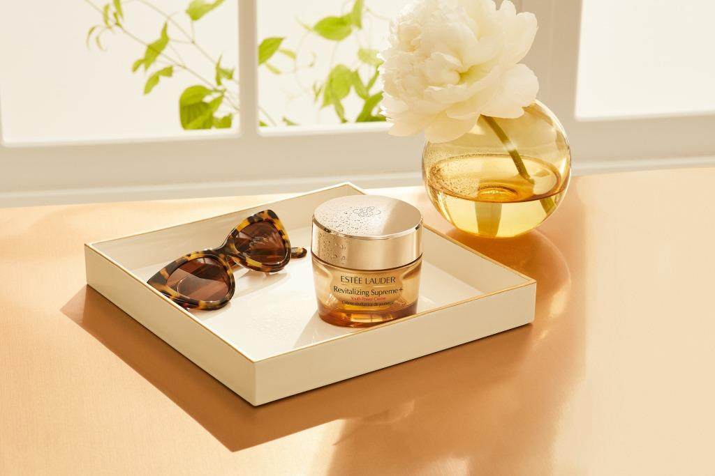 Estée Lauder presenta Revitalizing Supreme+ Collection e Perfectionist Pro Multi-Zone Wrinkle Concentrate