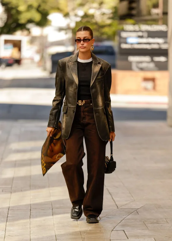 hailey-bieber-is-seen-on-april-06-2023-in-los-angeles-news-photo-1693907693-580x812 Moda autunno 2023: come abbinare i brown denim
