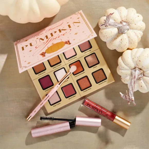 Scopri il Pumpkin Spice Make-up: Il Trend Autunnale Ispirato alla Zucca - Le Shopping News Il Magazine per gli Appassionati di Moda e Tendenze