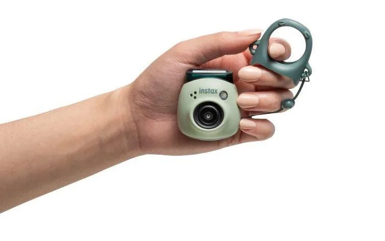 Instax Pal, la prima fotocamera digitale palmare di Instax