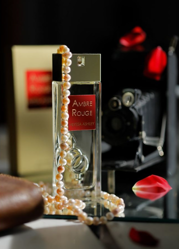 Un Mondo di Eleganza e Seduzione con Ambre Rouge di Alyssa Ashley