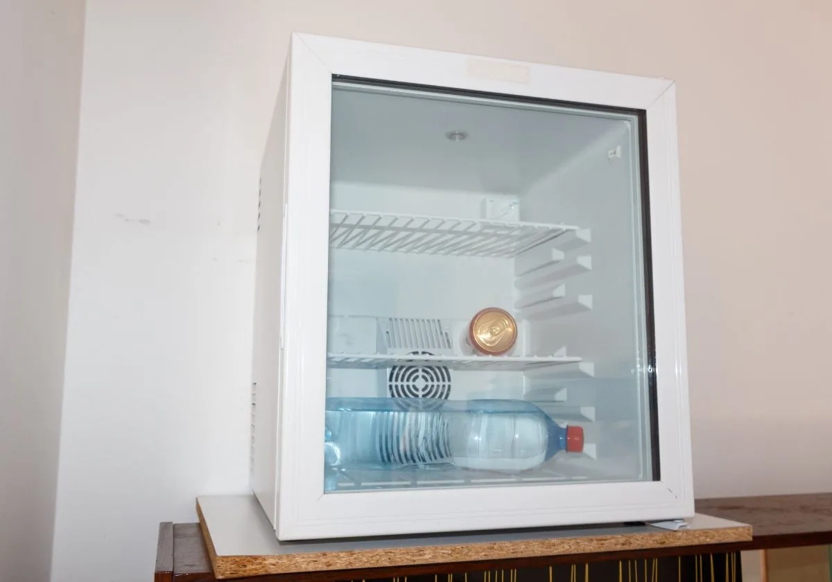Mini frigo: l'accessorio indispensabile per la vostra camera da letto - Le Shopping News Il Magazine per gli Appassionati di Moda e Tendenze Mini frigo: l'accessorio indispensabile per la vostra camera da letto - Le Shopping News Il Magazine per gli Appassionati di Moda e Tendenze