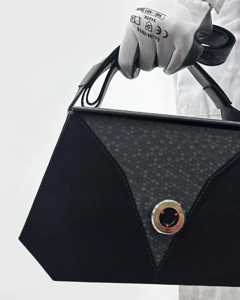 BORSA-POLL-POST-INMANO2-jpg Directa Plus e Chronos Corps, la prima borsa hi-tech al grafene