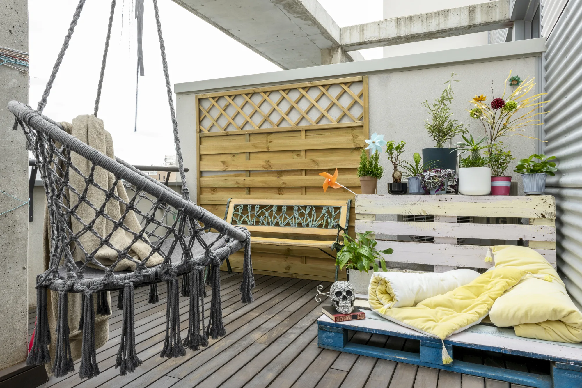 Depositphotos_476310640_L-jpg Arredare con pallet: qualche consiglio per rendere unico il tuo balcone!