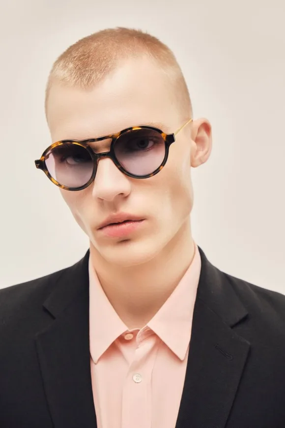 Rivoluzione Tarologica: Mür Oltre l'Invisibile - Le Shopping News Il Magazine per gli Appassionati di Moda e Tendenze