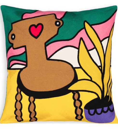 Cuscino colorato della collezione Mama Shelter x La Redoute Interieurs con un design artistico e vivace che include una figura stilizzata e motivi astratti.