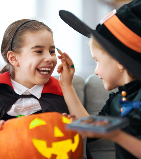 Scopri le migliori idee per costumi e makeup di Halloween 2024 con tutorial, consigli e tendenze per un look unico e indimenticabile!