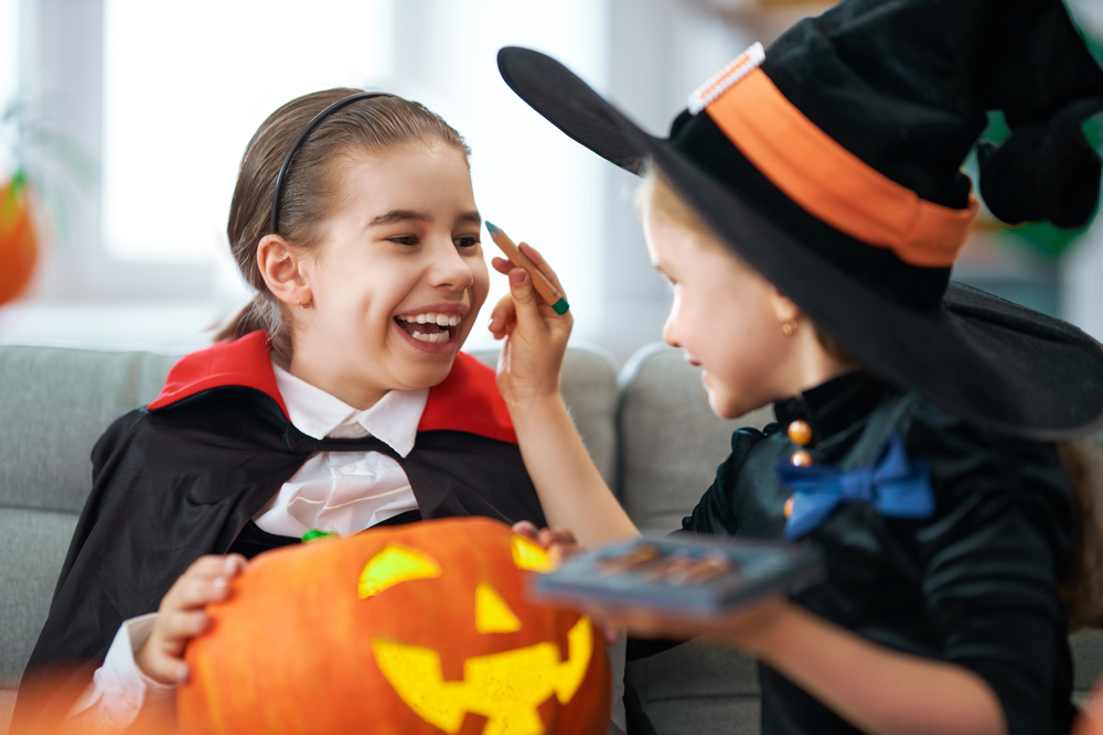 Scopri le migliori idee per costumi e makeup di Halloween 2024 con tutorial, consigli e tendenze per un look unico e indimenticabile!
