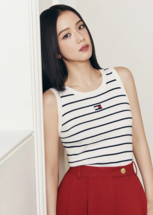 jisoo-per-tommy-hifilger-19-scaled-1-500x700 Tommy Hilfiger e Jisoo: la nuova eleganza preppy per la Primavera 2025