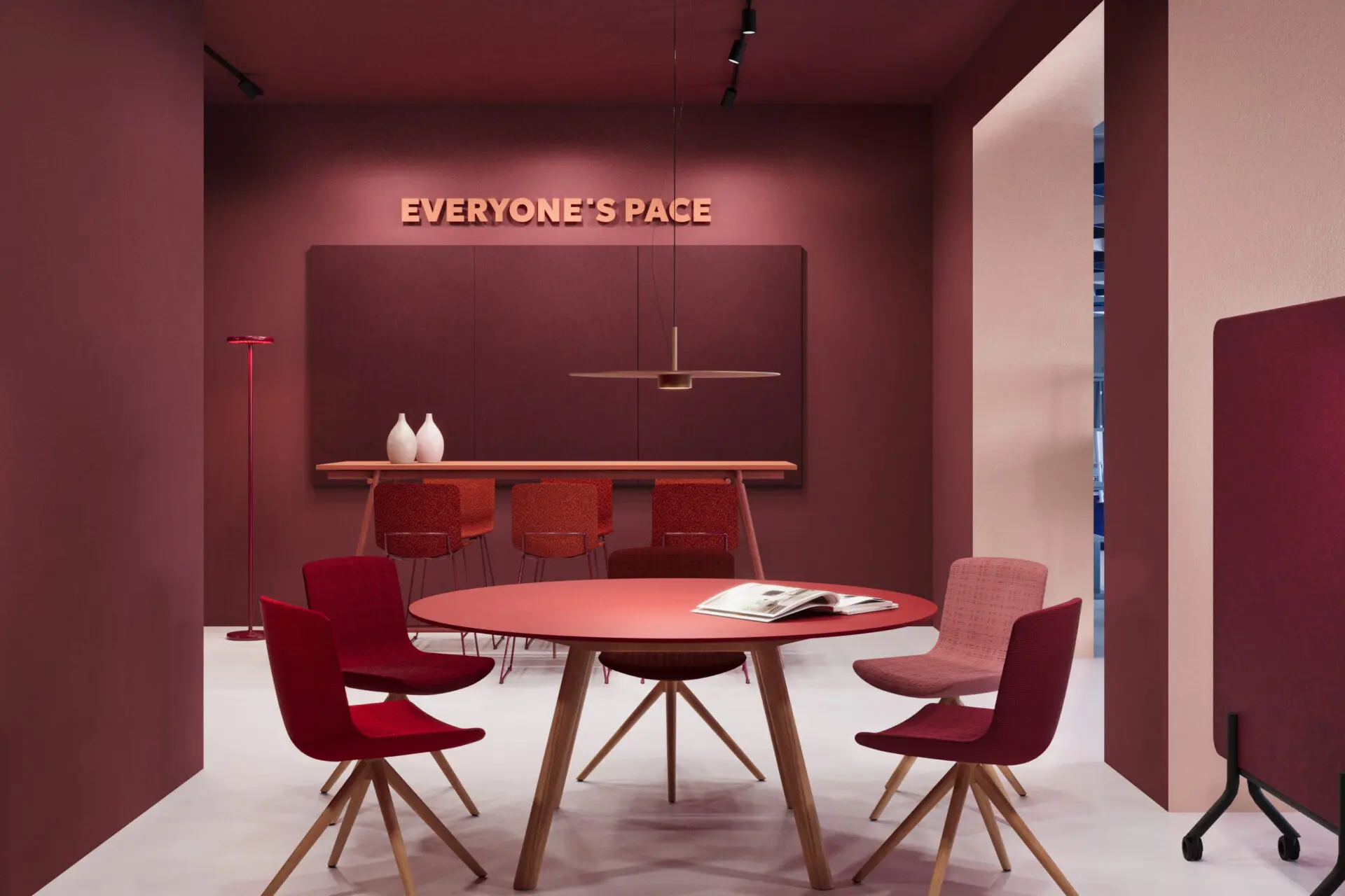 Scopri la nuova direzione artistica di DVO e Sitland al Fuorisalone 2025. Idee innovative per l'ufficio del futuro, firmate Aldo Parisotto.