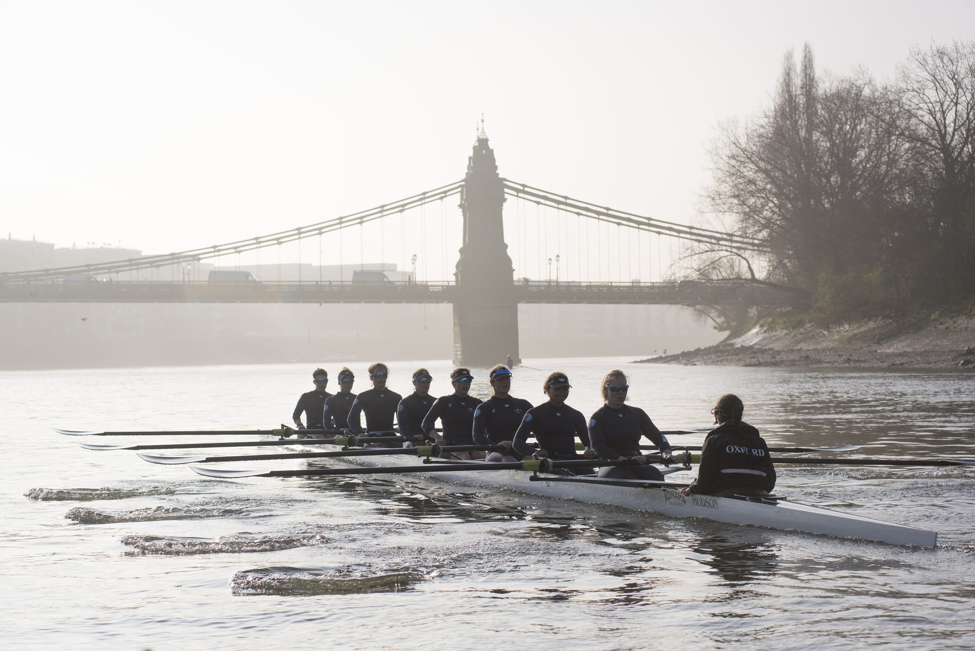Scopri la Chanel J12 Boat Race 2025: tradizione, stile e sfida tra Oxford e Cambridge in un evento unico tra storia e modernità