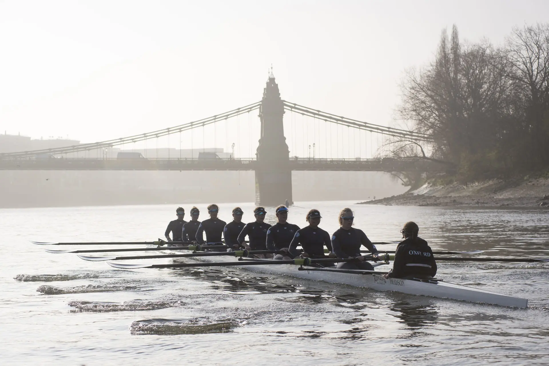 Scopri la Chanel J12 Boat Race 2025: tradizione, stile e sfida tra Oxford e Cambridge in un evento unico tra storia e modernità