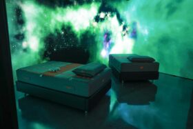 Scopri X-BIO al Fuorisalone: l’installazione immersiva di Buoninfante rivoluziona il riposo con tecnologia smart e sostenibile.