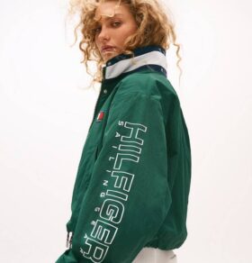 Scopri la Sailing Collection 2025 di Tommy Hilfiger: eleganza preppy e spirito marino in chiave moderna. Disponibile per la primavera!