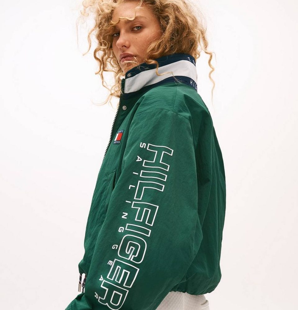 Scopri la Sailing Collection 2025 di Tommy Hilfiger: eleganza preppy e spirito marino in chiave moderna. Disponibile per la primavera!