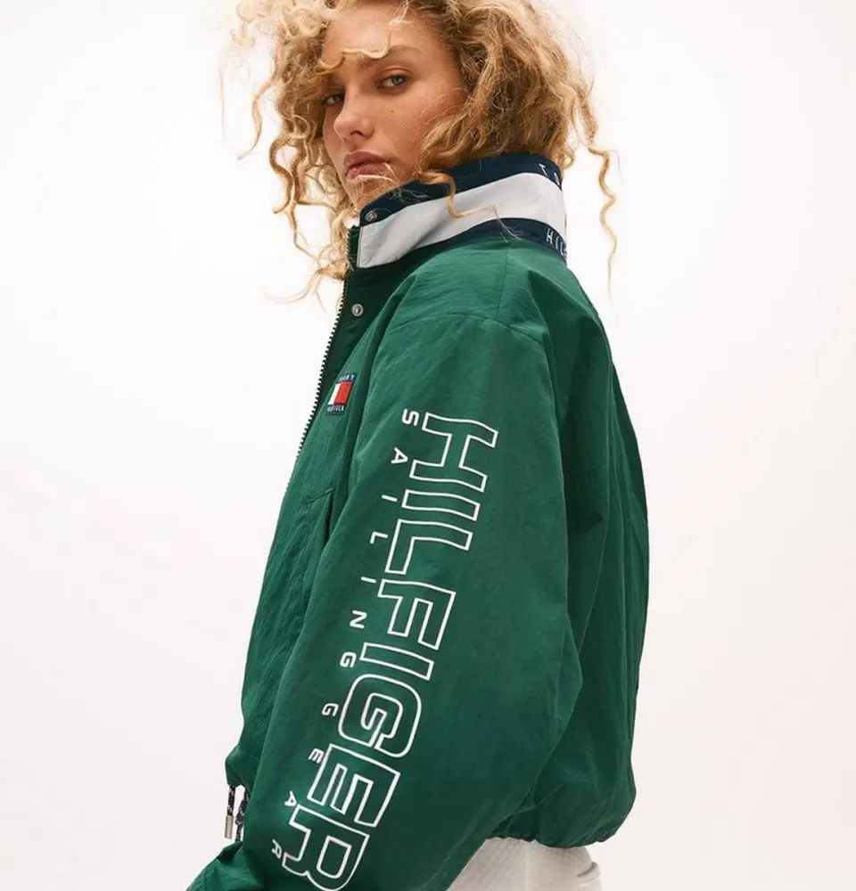 Scopri la Sailing Collection 2025 di Tommy Hilfiger: eleganza preppy e spirito marino in chiave moderna. Disponibile per la primavera!