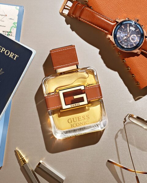 Scopri GUESS ICONIC for Men, il profumo moderno e seducente per l’uomo sicuro. Disponibile da aprile, non lasciartelo sfuggire!