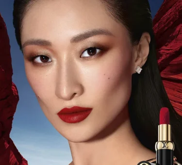 Scopri il primo make-up Louis Vuitton firmato Pat Mcgrath: rossetti iconici, palette occhi e lip balm dal 29 agosto in boutique.