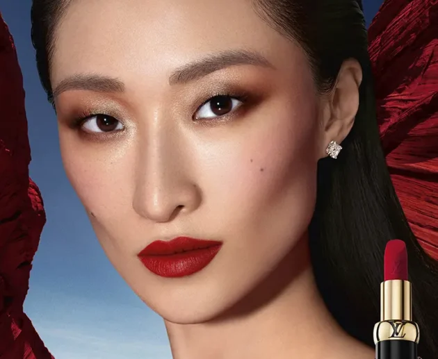 Scopri il primo make-up Louis Vuitton firmato Pat Mcgrath: rossetti iconici, palette occhi e lip balm dal 29 agosto in boutique.