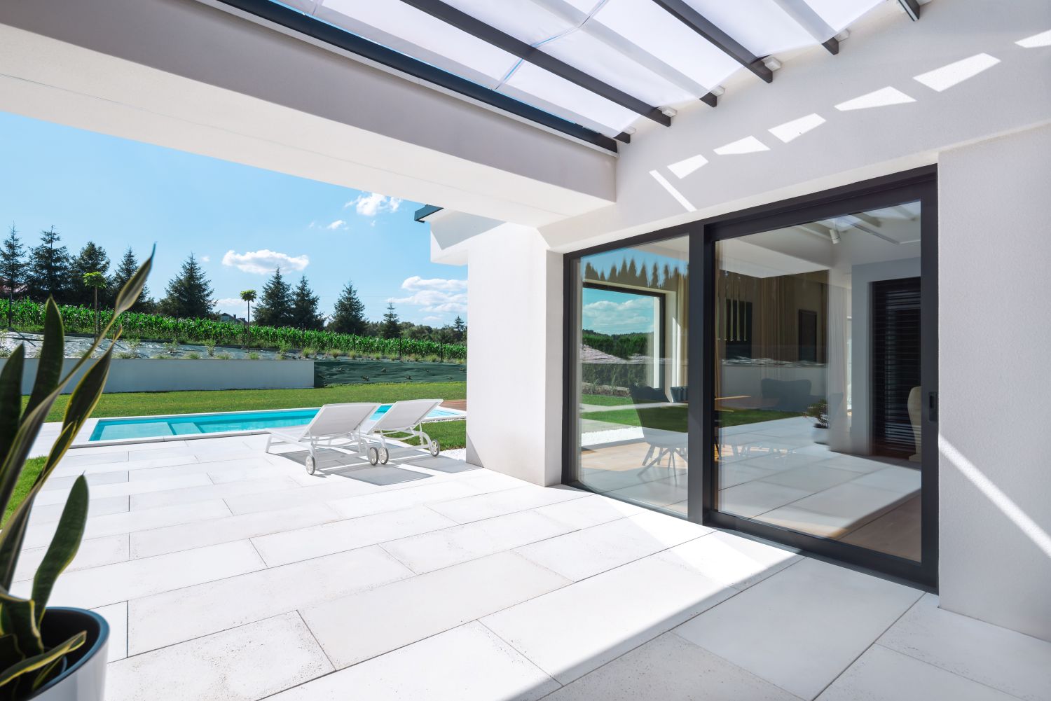 Oknoplast_HST-Motion_soglia-zero2 Villa contemporanea tra luce, natura e infissi Oknoplast
