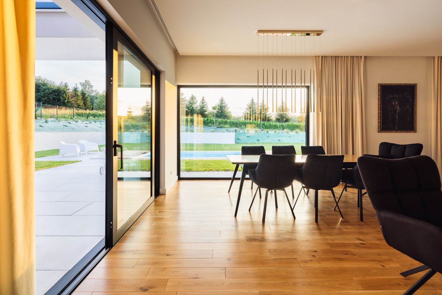 Oknoplast_HST-Motion_soglia-zero_fisso_luce2 Villa contemporanea tra luce, natura e infissi Oknoplast