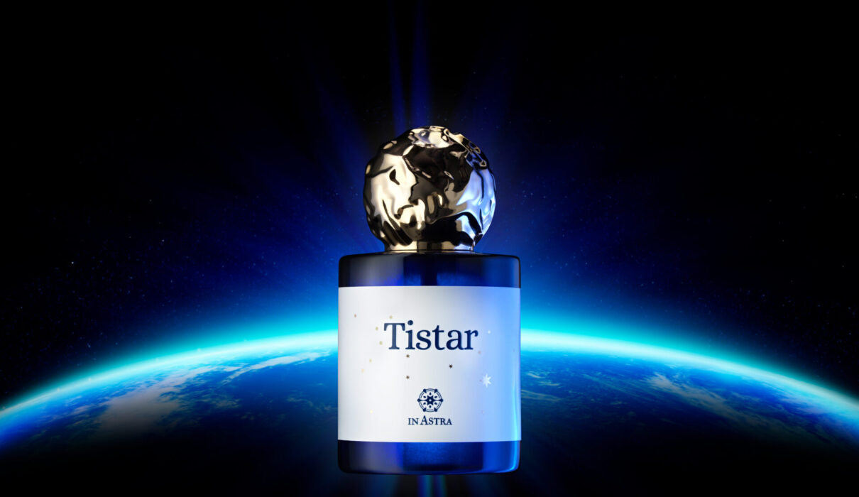 Scopri Tistar di In Astra, la fragranza ispirata a Sirio che unisce luce, eleganza e mito in un profumo agrumato-muschiato unico.